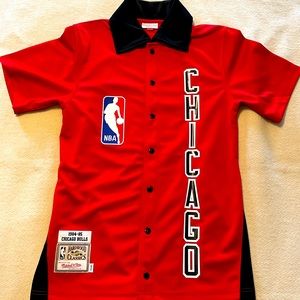 Chicago Bulls Vintage Classic Shooting Shirt 84-85 by Mitchell and Ness.